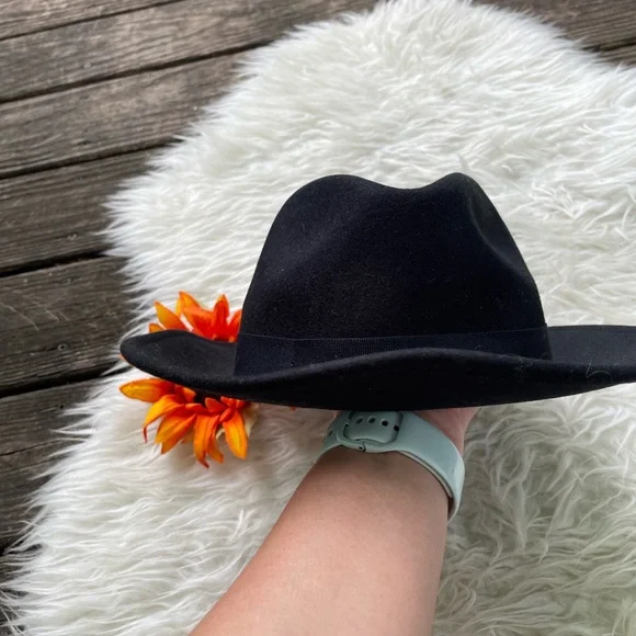 Reiss | Accessories | Reiss Gorgeous Wool Black Hat | Poshmark display picture 1